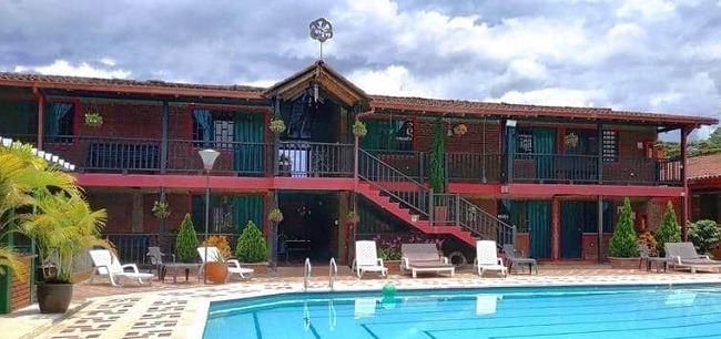 hotel en lago de Calima el Darién con piscina Brisas del Calima