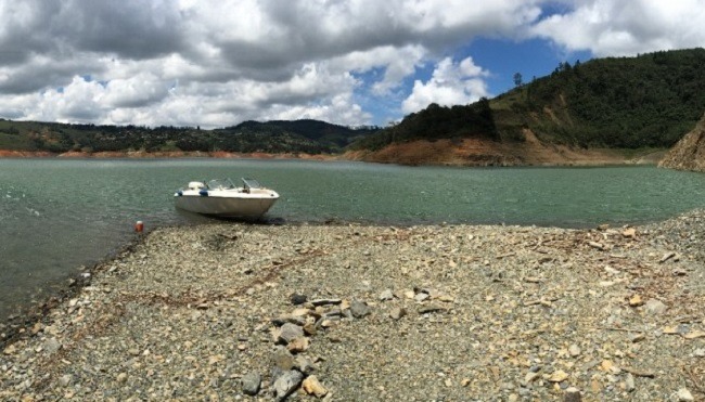 paseo en barco de lujo por el lago del Calima El Darién Colombia